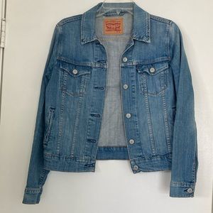 Womens small Levi’s jean jacket.